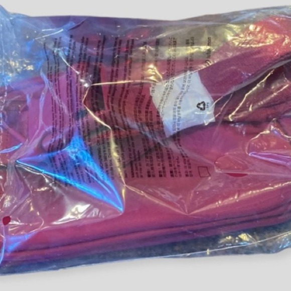 Lululemon Everywhere Belt Bag 1L in Wild Berry - Picture 6 of 10